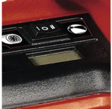 Detail ovládacích prvků stroje s přepínači a displejem