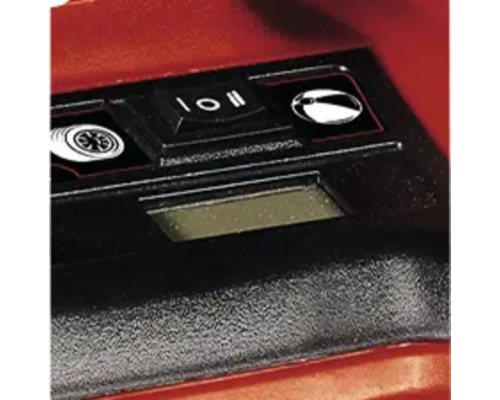 Detail ovládacích prvků stroje s přepínači a displejem