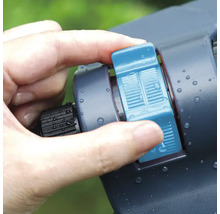 Ruka ovládá zavlažovač pro zavlažování zahrady