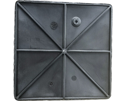 Spodní strana čtvercové desky květináče z plastu s výztuhami