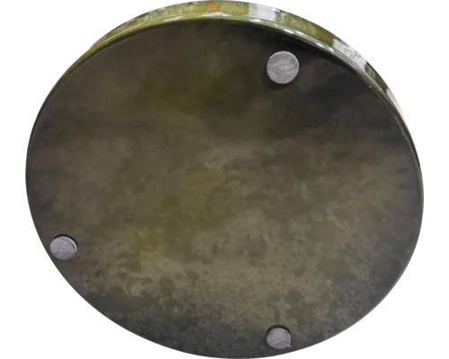 Spodní strana kulatého květináče se třemi nohami