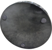 Spodní strana kulatého květináče s nožičkami