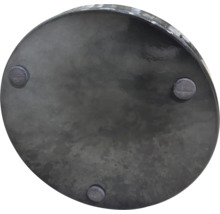 Spodní strana kulatého květináče s nožičkami