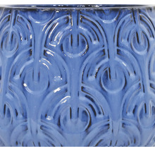 Detailní pohled na modrý květináč s reliéfním vzorem