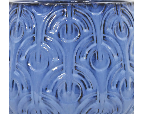 Detailní pohled na modrý květináč s reliéfním vzorem