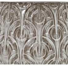 Detailní záběr keramické nádoby s květinovým vzorem