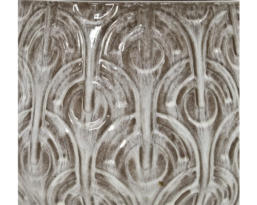 Detailní záběr keramické nádoby s květinovým vzorem