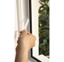 Aplikace těsnicí pásky na okenní rám