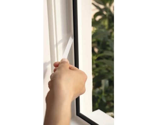 Aplikace těsnicí pásky na okenní rám
