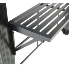 Detailní záběr černého, stupňovitého regálu na rostliny z kovu