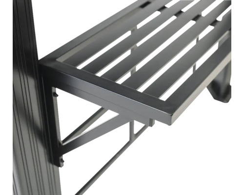 Detailní záběr černého, stupňovitého regálu na rostliny z kovu