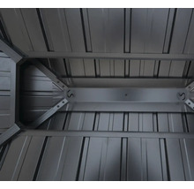 Vnitřní pohled na kovový zahradní domek se střešní konstrukcí a háky pro skladování