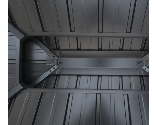 Vnitřní pohled na kovový zahradní domek se střešní konstrukcí a háky pro skladování