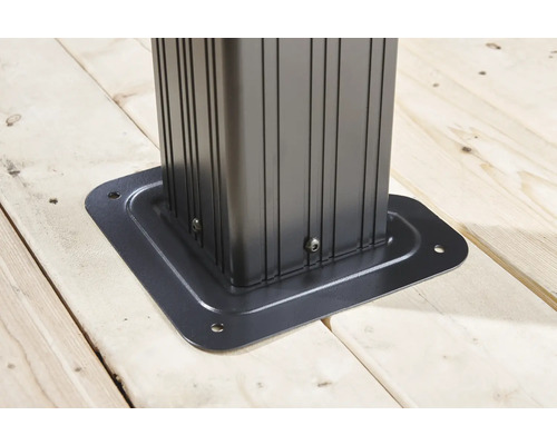 Detail upevnění altánu na dřevěné podlaze