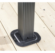 Detailní pohled na sloup altánu s upevněním patky na dřevěné podlaze