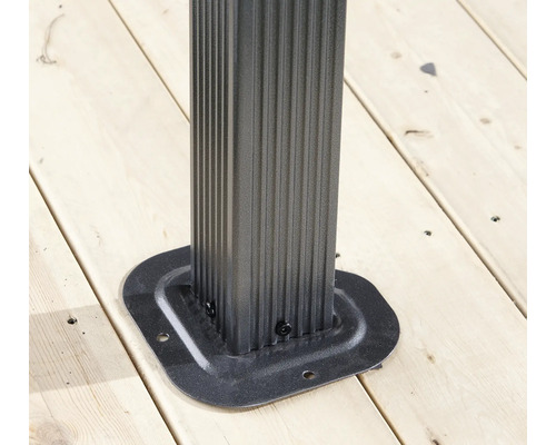Detailní pohled na sloup altánu s upevněním patky na dřevěné podlaze