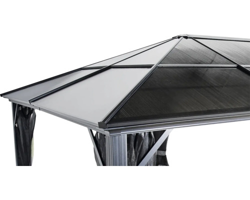 Detailní pohled na střechu altánu se závěsy