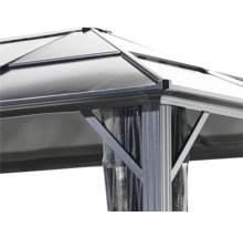 Detailní pohled na altán s střechou, podpěrnými pilíři a závěsy