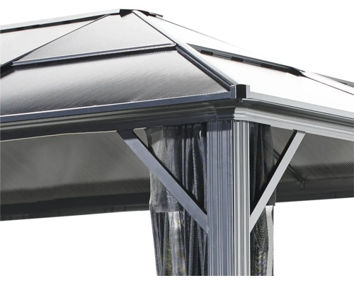 Detailní pohled na altán s střechou, podpěrnými pilíři a závěsy