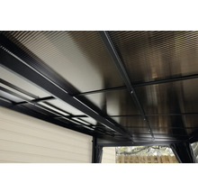 Střecha altánu s kovovou konstrukcí a vlnitým plechem