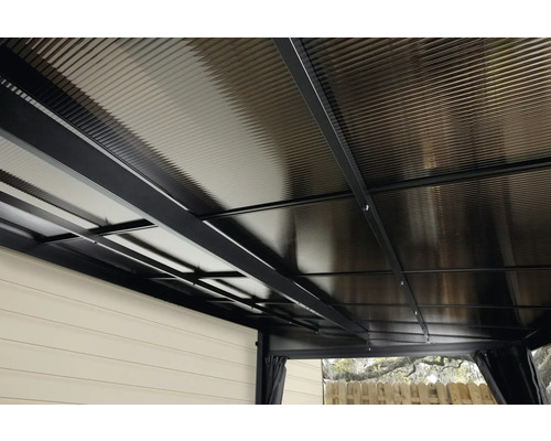 Střecha altánu s kovovou konstrukcí a vlnitým plechem