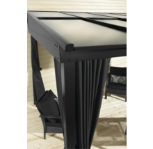 Detailní pohled na terasové zastřešení se závěsy.