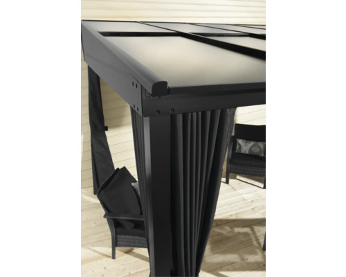 Detailní pohled na terasové zastřešení se závěsy.