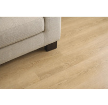 Detail světlé laminátové podlahy s rohem pohovky