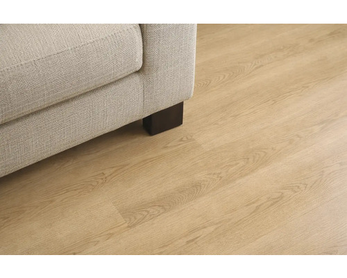 Detail světlé laminátové podlahy s rohem pohovky