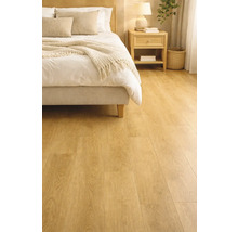 Ložnice se světle dřevěnou podlahou, postelí a nočním stolkem