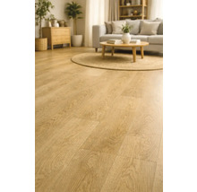 Světlá laminátová podlaha v obývacím pokoji s pohovkou a konferenčním stolkem