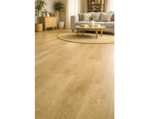 Světlá laminátová podlaha v obývacím pokoji s pohovkou a konferenčním stolkem