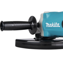 Úhlová bruska Makita s boční rukojetí a ochranným krytem. Makita Logo na krytu.