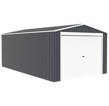 Kovová garáž s bílými rolovacími vraty a stěnami z vlnitého plechu v antracitové barvě.