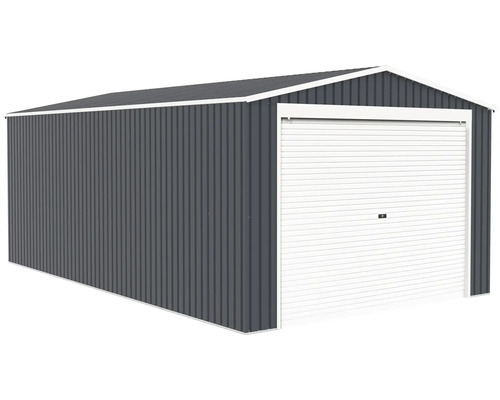 Kovová garáž s bílými rolovacími vraty a stěnami z vlnitého plechu v antracitové barvě.