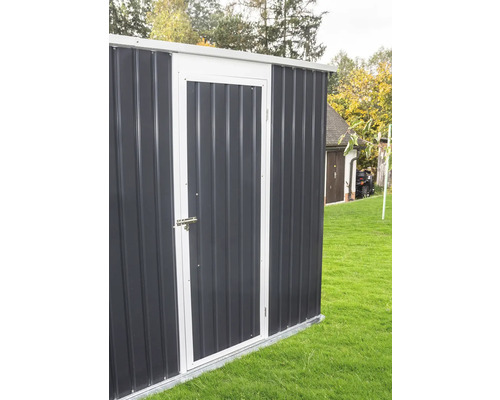 Kovový zahradní domek v antracitové barvě s bílým rámem, jedněmi dveřmi a zástrčkou na trávníku.