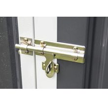 Kovová petlice se zástrčkou a očkem pro visací zámek namontovaná na dveřích zahradního domku.