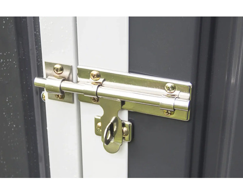 Kovová petlice se zástrčkou a očkem pro visací zámek namontovaná na dveřích zahradního domku.