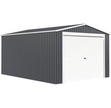 Kovová garáž se sedlovou střechou a bílými rolovacími vraty, stěny z šedého profilovaného ocelového plechu.