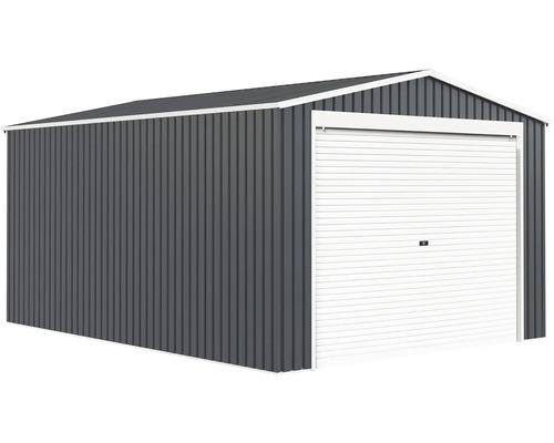 Kovová garáž se sedlovou střechou a bílými rolovacími vraty, stěny z šedého profilovaného ocelového plechu.