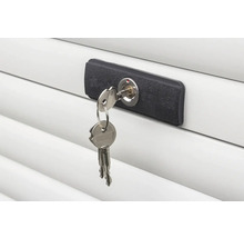 Zámek pro roletu se zasunutým klíčem a svazkem klíčů.