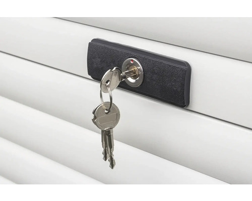 Zámek pro roletu se zasunutým klíčem a svazkem klíčů.