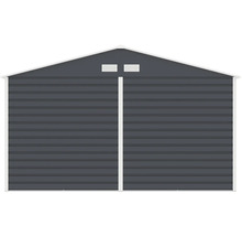 Zadní pohled na kovový zahradní domek se sedlovou střechou a dvěma větracími mřížkami