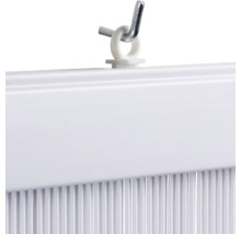 Detailní záběr bílé žaluzie se zavěšením