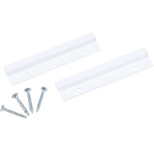 Dvě bílé plastové montážní lišty se čtyřmi šrouby