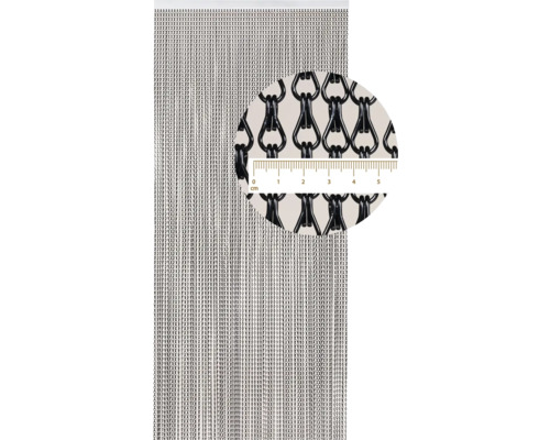 Dekorativní řetězový závěs s detailním pohledem na články řetězu a centimetrovou stupnicí