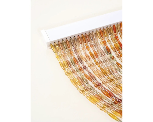 Dekorativní dveřní dekorace s korálkovými řetězy na bílé liště