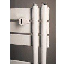 Bílý designový radiátor s horizontálními plochými panely a vertikálními kulatými trubkami včetně nástěnného držáku.