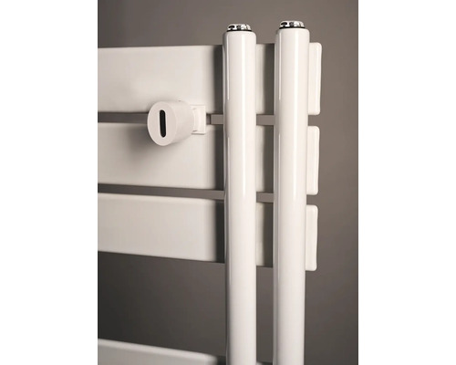 Bílý designový radiátor s horizontálními plochými panely a vertikálními kulatými trubkami včetně nástěnného držáku.