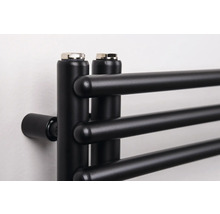 Detailní záběr na černý koupelnový radiátor s horizontálními kulatými trubkami a odvzdušňovacími zátkami nahoře.